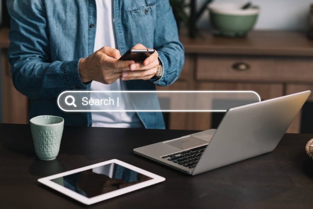 Creatividad que muestra a una persona realizando una búsqueda por internet