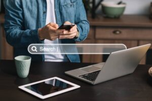 Creatividad que muestra a una persona realizando una búsqueda por internet
